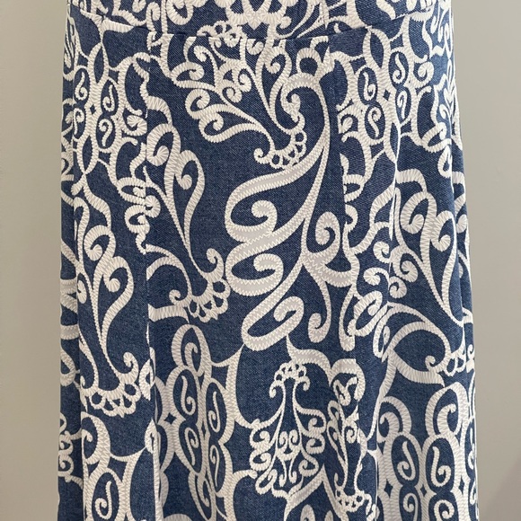 Sami & Jo L Elegant Blue and White Patterned Skirt w Stretch 147 - Picture 2 of 8